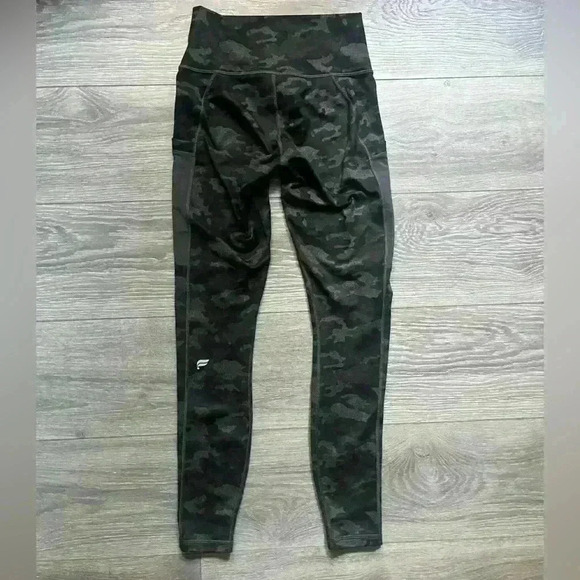 Fabletics PowerHold Camouflage Black Leggings Side Pockets Size XS - Picture 2 of 5
